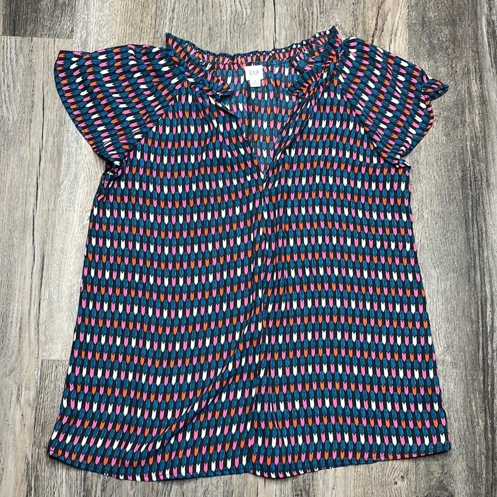 GAP Women’s Ruffle Neck, V Neck Patterned Shirt Sleeve Blouse, size small